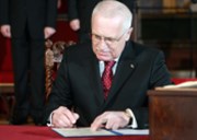 Prezident Klaus podepsal novelu spotřebních daní včetně emisních povolenek a další zákony