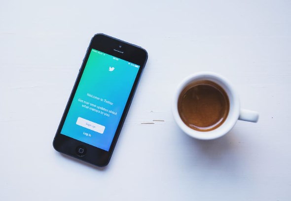 Twitter se kvůli mimořádným nákladům propadl do ztráty, tržby vzrostly