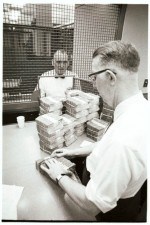 Dolar včera znovu posunul historické minimum vůči euru