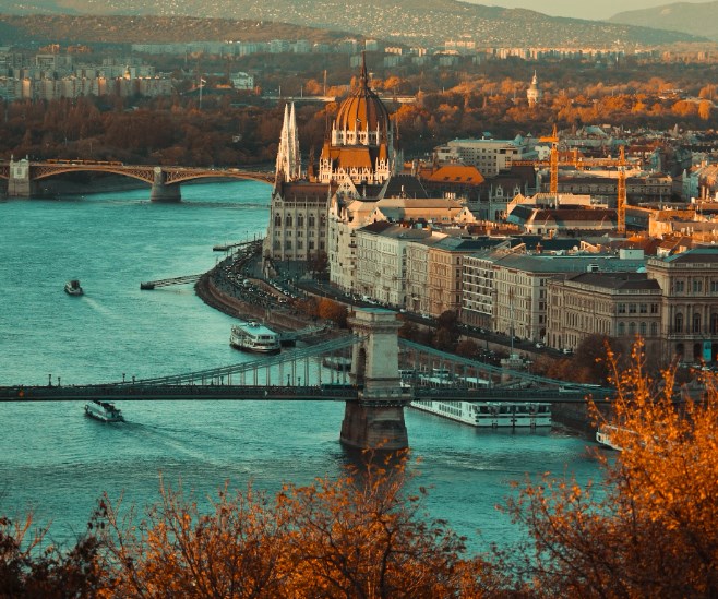 Rozbřesk: Maďarská centrální banka srazí sazby o dalších 75 bps? Koruna se snaží najít půdu pod nohama