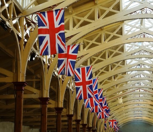 Středeční optimismus svědčí akciím a euru. Pomáhá Hongkong a naděje o Fedu i brexitu