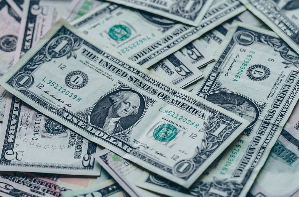 Akcie se dnes zvedají i s pokračujícím růstem energií. Eurodolar však obrací dolů