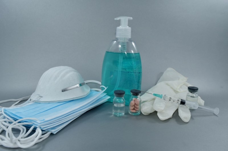 Pochybnosti o vakcíně tlačí akcie dolů. Koruna si zisky drží