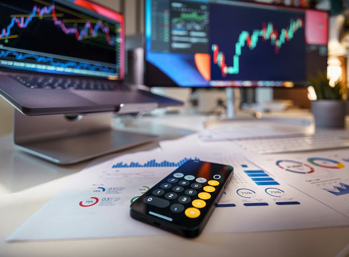 Goldman Sachs hovoří o nastupujícím akciovém FOMO, EY-Parthenon o stagflačnějším prostředí