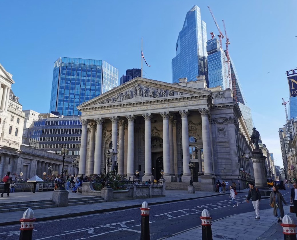 Bank of England drží sazby, varování před inflací ale trvá