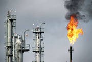 Saúdská Arábie prý plánuje během roku 2016 omezit těžbu ropy o 1 milion barelů denně