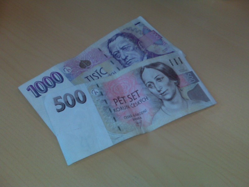 Koruna se po růstu zastavila, čeká se na nové zprávy ze zámoří