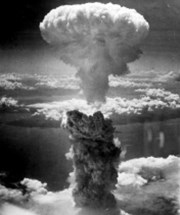Víkendář: Nebezpečný mýtus o bombardování Hirošimy