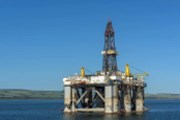 OPEC+ dohodl prodloužení nižší těžby ropy do konce července