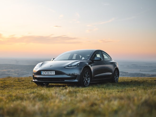 Tesla už odepsala na akciích 350 miliard dolarů. Očekávání investorů ohledně dalšího vývoje jsou nevalná