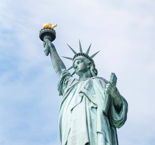 Zatímco v Evropě doznívá propad akcií, Amerika se po víkendu bude snažit zvednout
