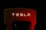 Tesla (+5 %) v loňském roce zvýšila dodávky elektromobilů o polovinu