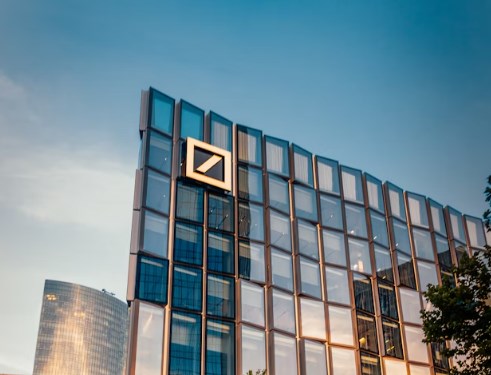 Evropa zaostává za USA už 15 let. Teď se to už zlomí, věří Deutsche Bank