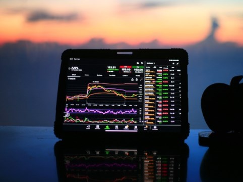 Rating Ruska byl snížen na 'junk', futures se pohybují v záporu