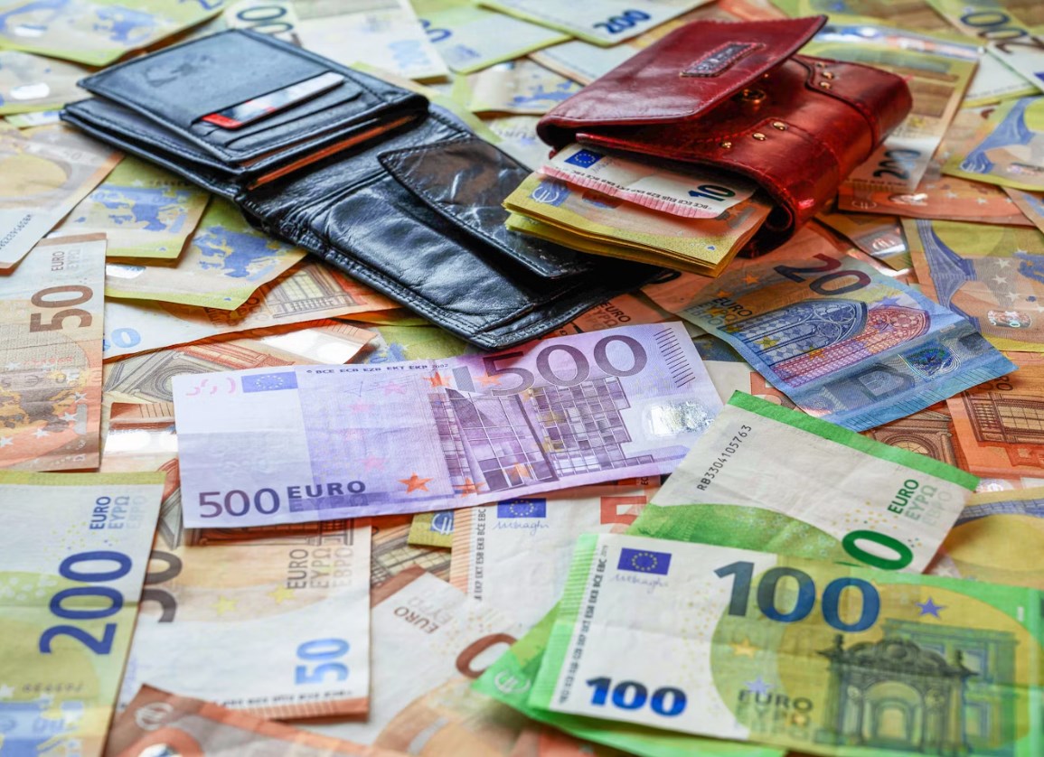 Aktivita v eurozóně dál klesá, tempo se ale zmírňuje