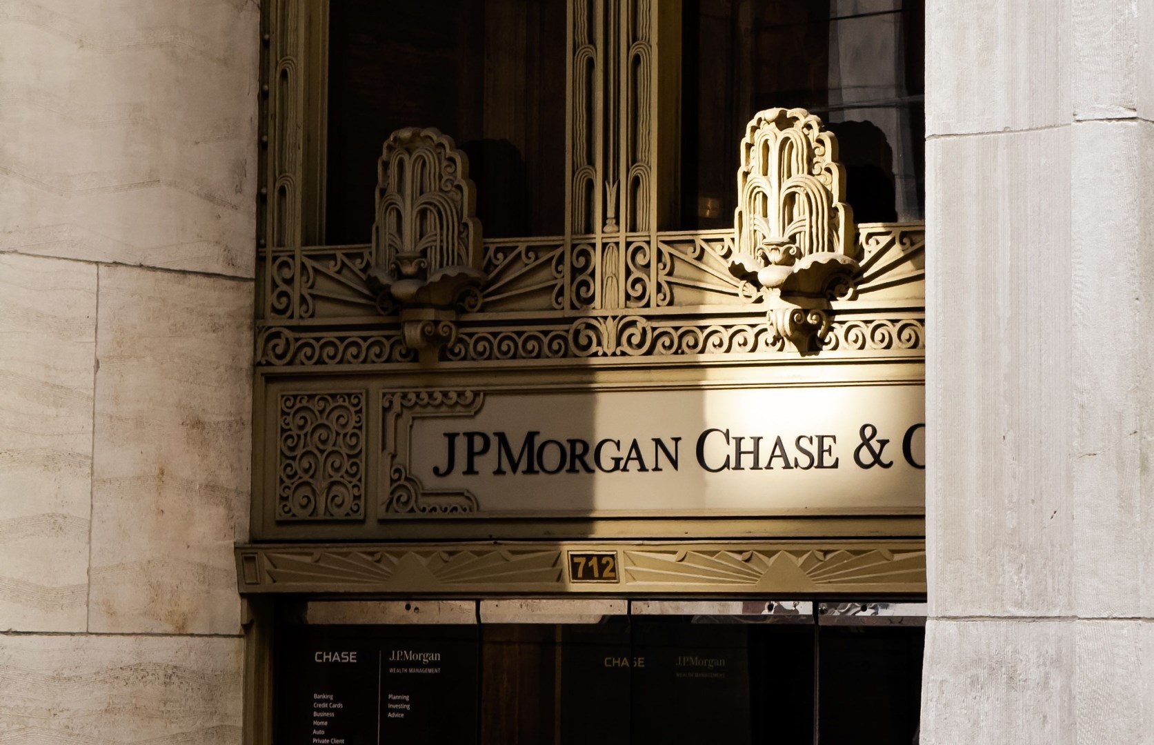 Šéf JPMorgan varuje trhy: Rizika jsou pravděpodobně větší, než si ostatní myslí