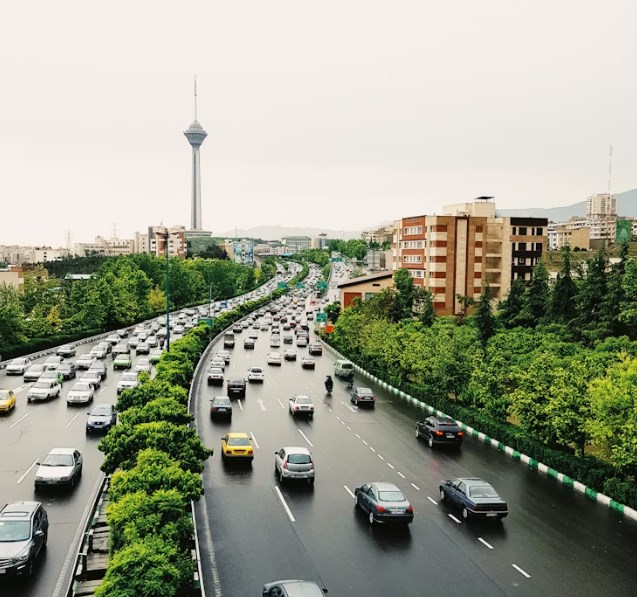 Eskalace na Blízkém východě stahuje akcie dolů, bezpečná aktiva letí vzhůru a Pentagonem se rozešel s Anthropic