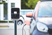 Bloomberg: Přechod k elektromobilům ohrožuje dodavatele v Česku a na Slovensku