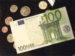 Koruna včera zůstala stabilní vůči euru,  proti dolaru oslabila