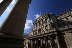 BoE zhoršuje výhled pro inflaci i ekonomiku a posílá libru dolů