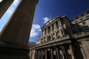 BoE zhoršuje výhled pro inflaci i ekonomiku a posílá libru dolů