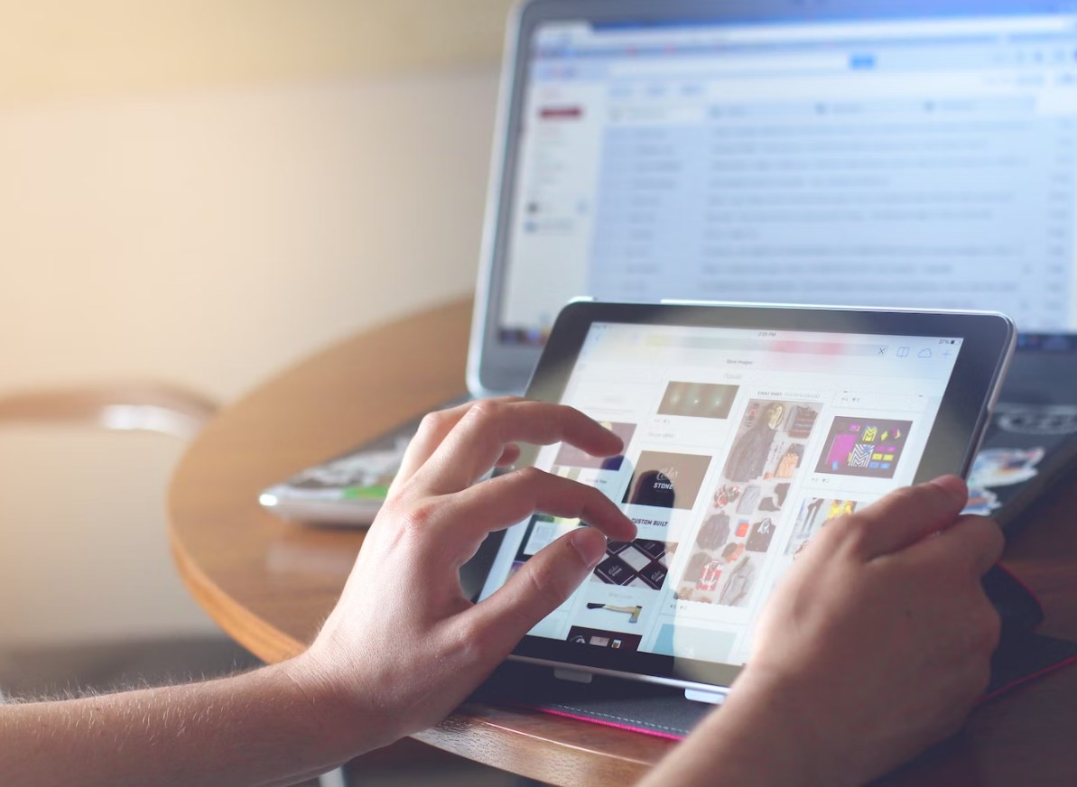 Moneta pozitivně překvapila na čistém zisku, Meta Platforms na výnosech