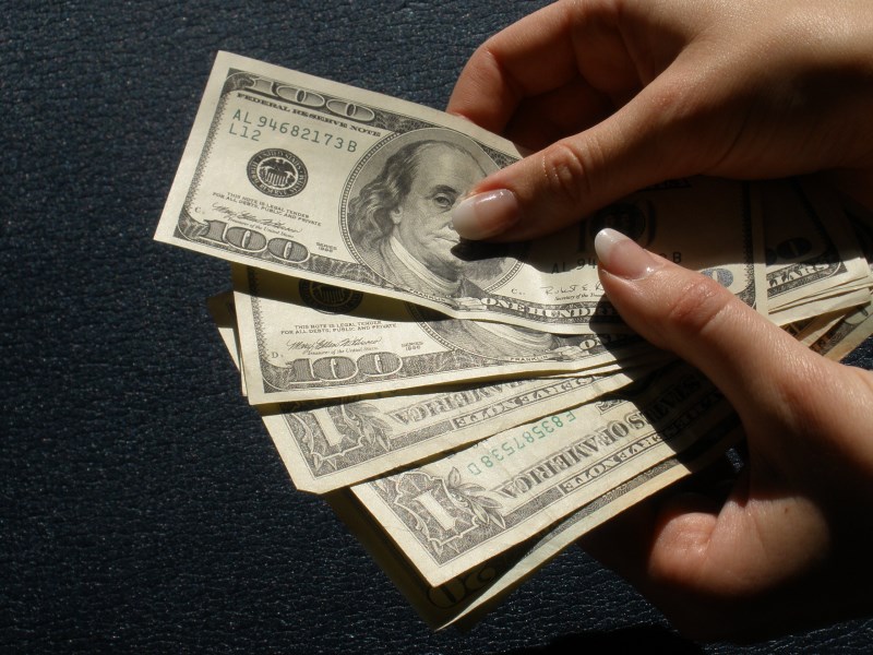 Technická analýza: Rubl blízko historických minim, oslabuje ho krize na Ukrajině