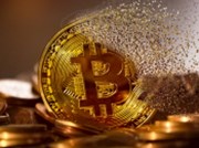 Bloomberg: Největší propad na bitcoinu od března otřásá vírou v kryptoboom