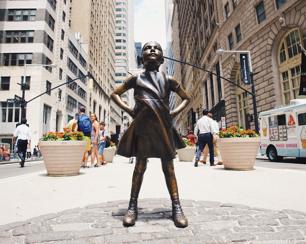 Po drtivém začátku týdne se Wall Street zvedá a zájem o bezpečí chladne