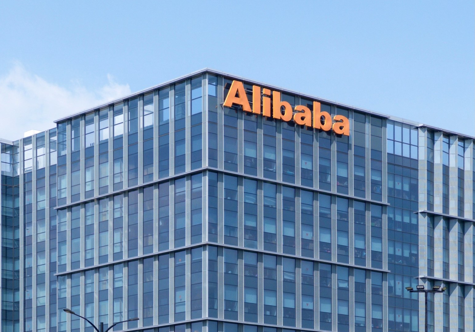 Alibaba překonala odhady tržeb, růst cloudové divize zrychluje