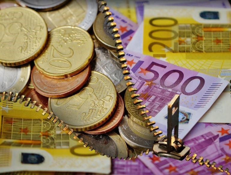 Euro odolává italskému tlaku, trhy se po pátku snaží konsolidovat