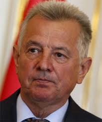Maďarský prezident Schmitt po plagiátorské kauze s doktorátem odstoupil