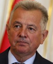 Maďarský prezident Schmitt po plagiátorské kauze s doktorátem odstoupil