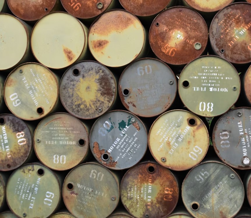 Velká nejistota trvá, rostoucí ropa a výnosy tlačí akcie do červeného