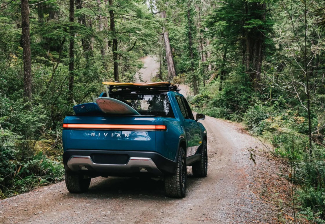 Elektromobily v Číně čelí tvrdší regulaci a nedostatku čipů. Americký Rivian si věří na kapitalizaci 80 miliard dolarů