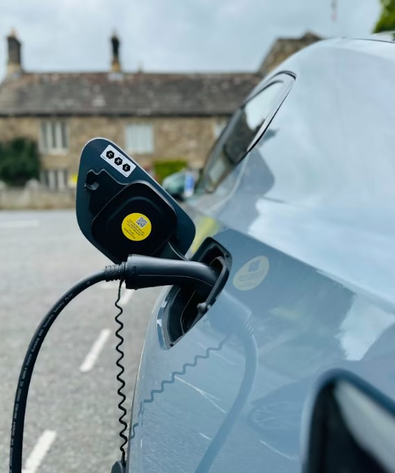 Auto-revoluce na půl plynu. Brusel přehodnocuje čistě elektrickou budoucnost