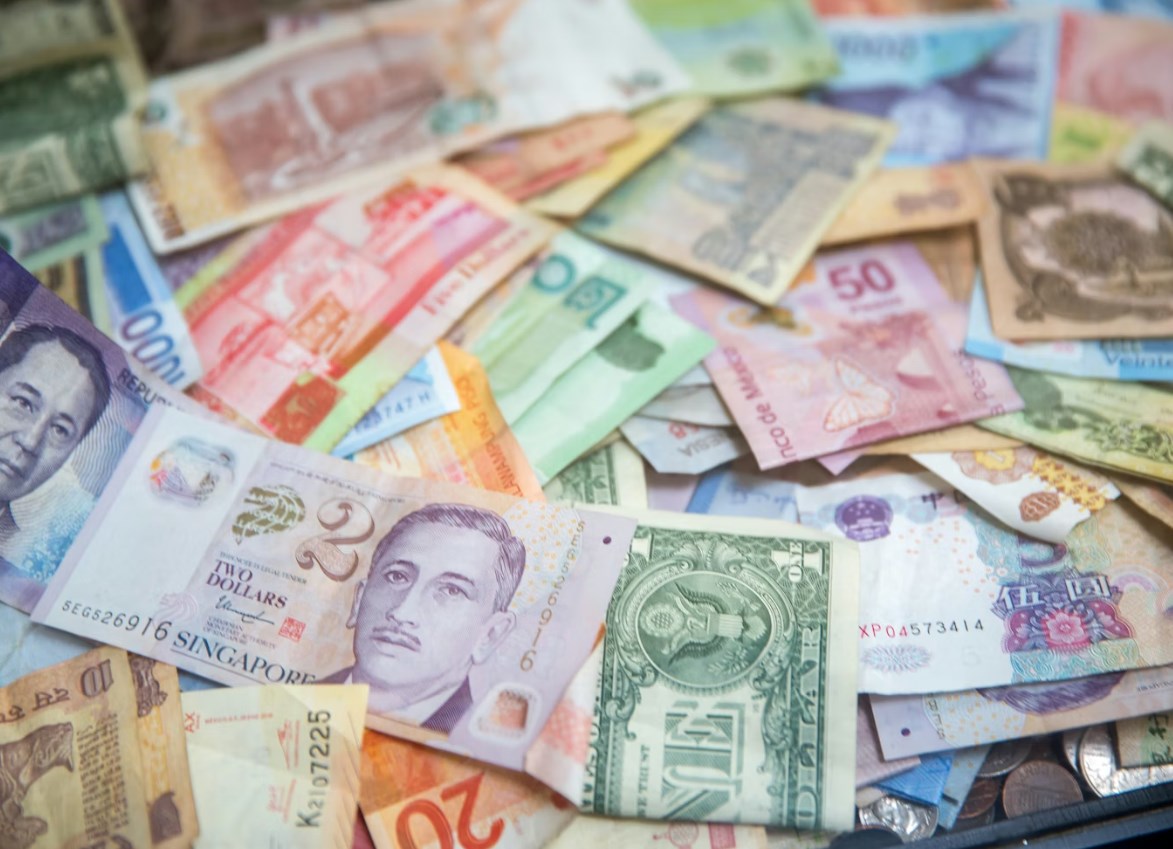 Bezpečné měnové přístavy v turbulencích? Frank, jen a dolar zažívají přehodnocení své role