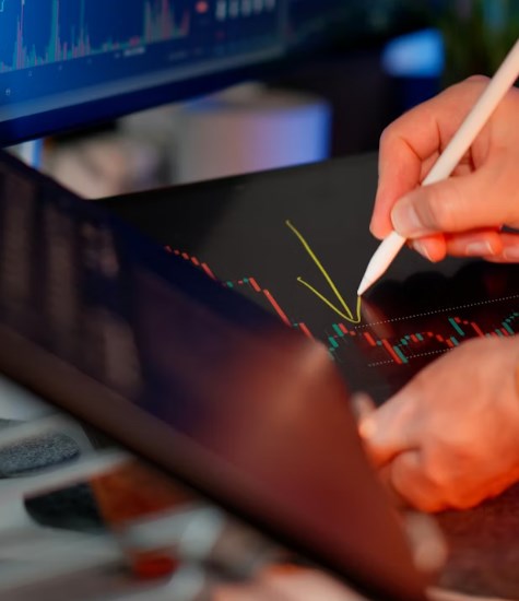 S&P 500 testuje klíčové úrovně. Trh balancuje mezi odrazem a korekcí