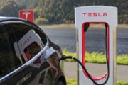 Tesla před výsledky avizuje samořízené taxi už příští rok a vyšetřuje požár Modelu S