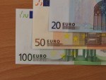  Koruna včera vůči euru i dolaru mírně oslabila