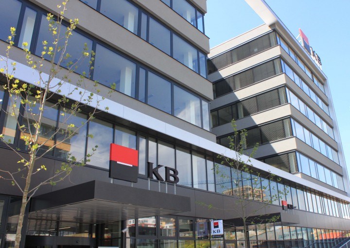 Analytik k výsledkům KB: Dvouciferný růst zisku a lepší dividenda podporují cenu akcií