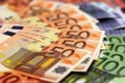 Zlato a euro jedou, evropské akcie vstupují do týdne smíšeně