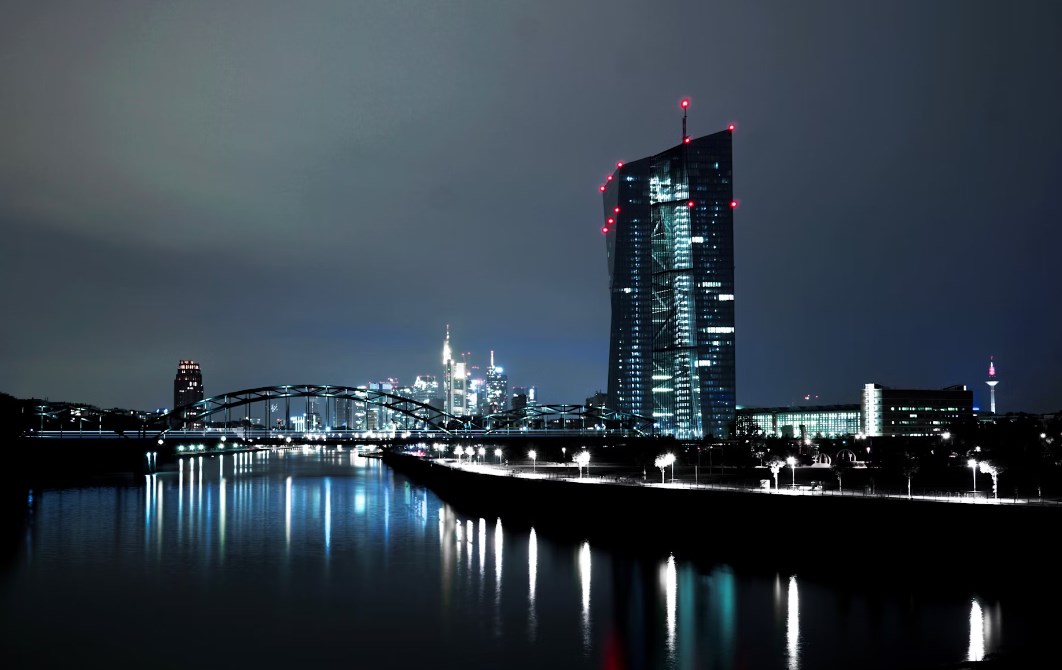 ECB začala jednat o snížení sazeb, řekl člen Rady guvernérů Olli Rehn