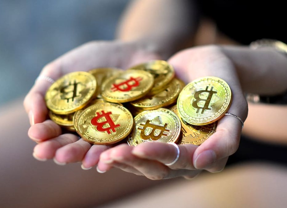 Bitcoin se kvůli výběru zisků propadl pod cenu 50.000 dolarů