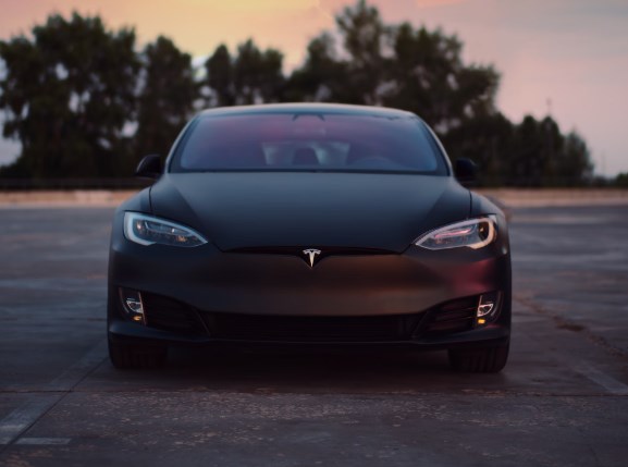 KARO navýšil tržby o 66 pct, Tesla by mohla poprvé vykázat pokles prodejů a futures jsou zelené