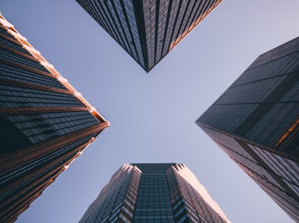 Rozbřesk: Trhy zastavily v pondělí svůj propad, napětí ve finančním sektoru však zůstává vysoké