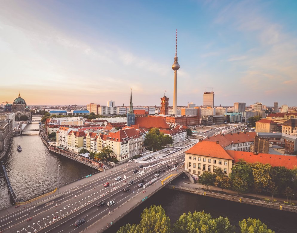 Německá ekonomika ve čtvrtletí klesla mezikvartálně o 0,3 procenta, potvrdili statistici