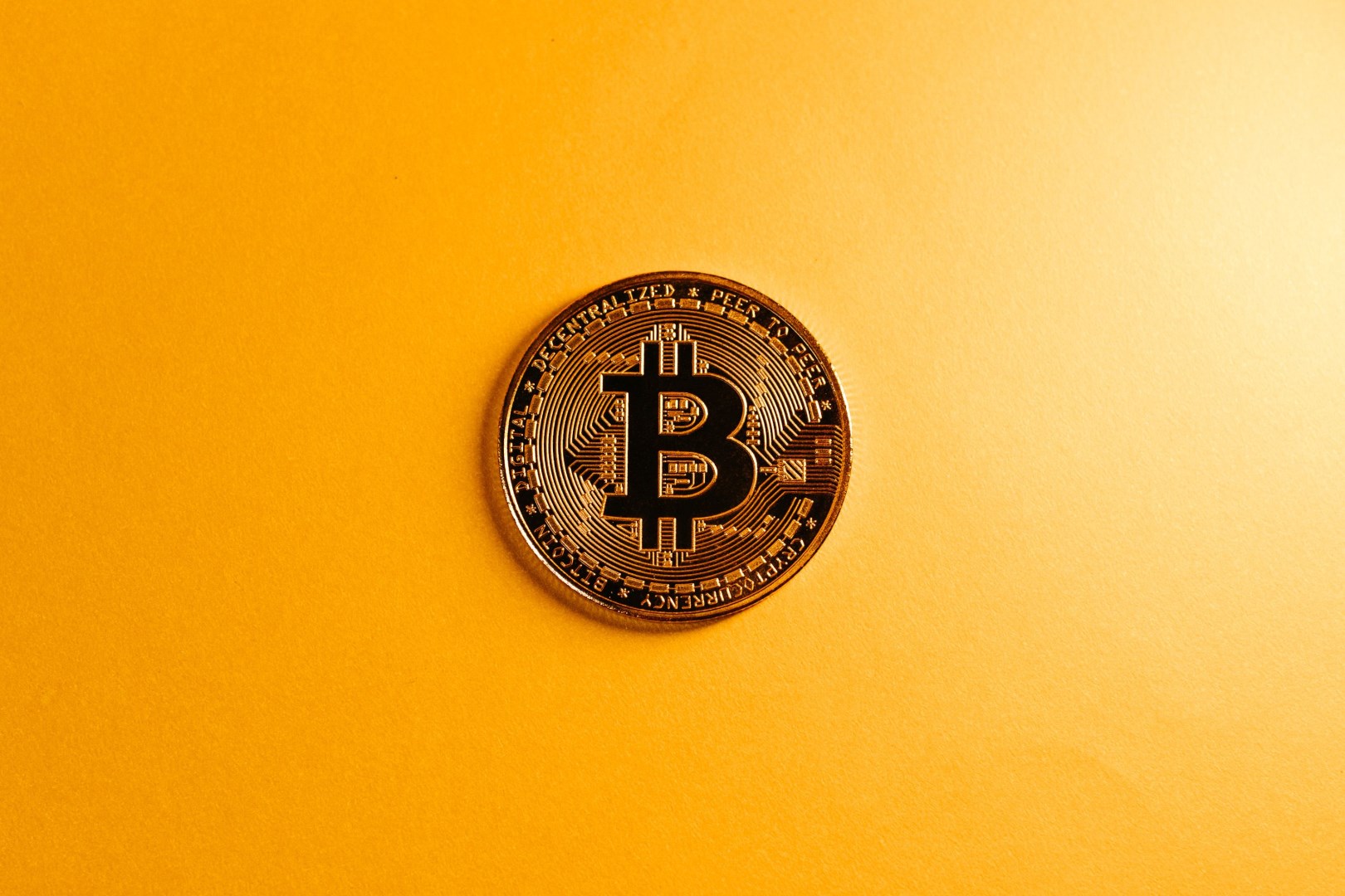Medvědi získávají převahu? Bitcoin pod tlakem kvůli páteční expiraci opcí