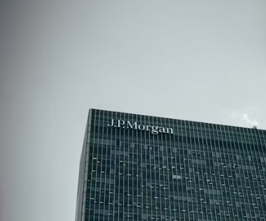 JP Morgan zvyšuje výhled na čistý úrokový výnos, pozitivně vyzněly i výsledky tradingové divize