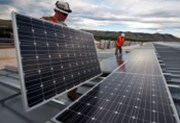 Snaha podpořit americké výrobce solárních panelů může ohrozit Bidenův zelený cíl